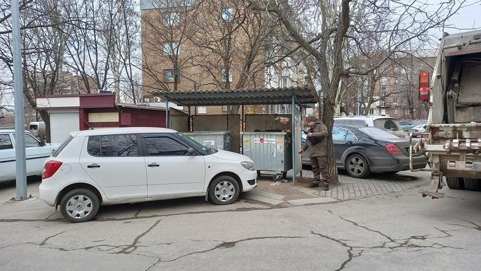 В Запорожье штрафуют водителей, которые паркуют автомобили возле мусорных баков