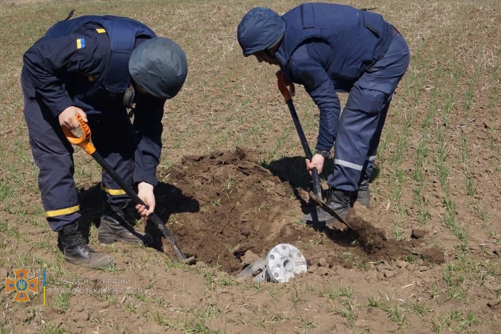 Спасатели обнаружили остатки РСЗО «Ураган» и «Смерч» в Запорожской области