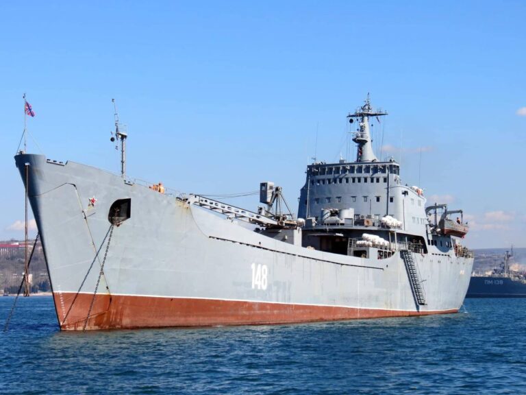 В Бердянске уничтожен десантный российский корабль “Орск”