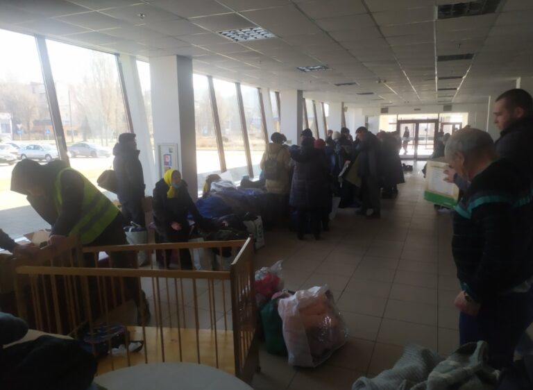 Центр помощи переселенцам в Запорожье принял первую тысячу людей: что там можно получить
