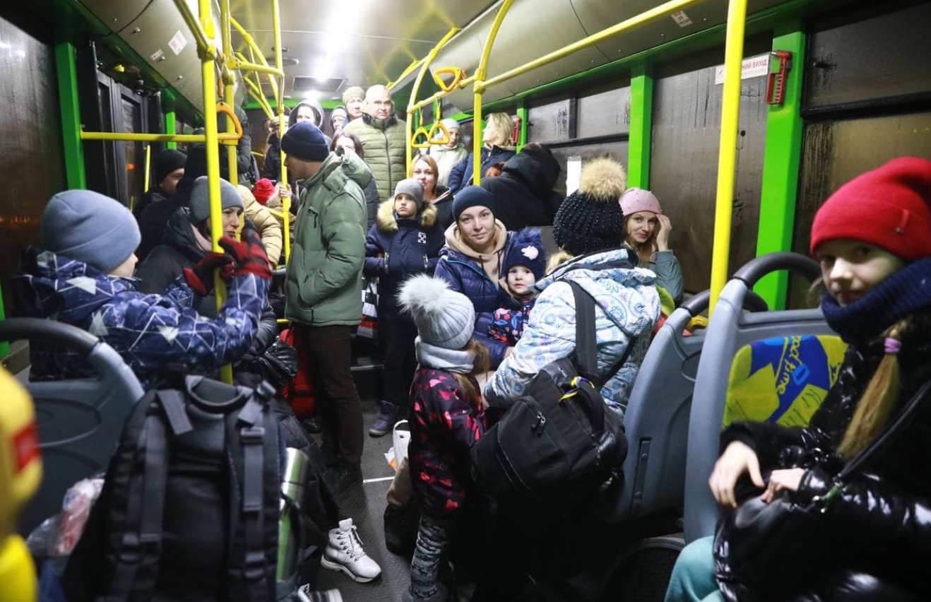 В Запорожье прибыл эвакуационный транспорт из Энергодара: больше полутысячи людей в безопасности