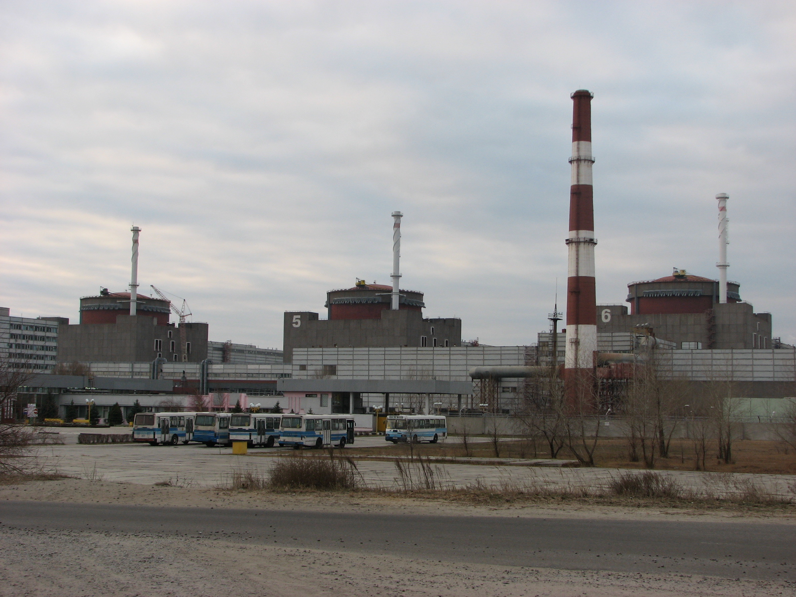 Вражеские ракеты пролетели над Запорожской АЭС в направлении Запорожья, – Энергоатом