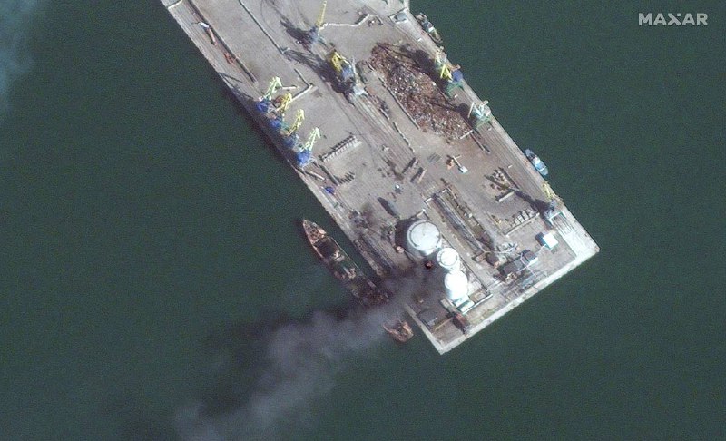 В Бердянске уничтожили десантный корабль “Саратов”: как это выглядело со спутника (ФОТО)