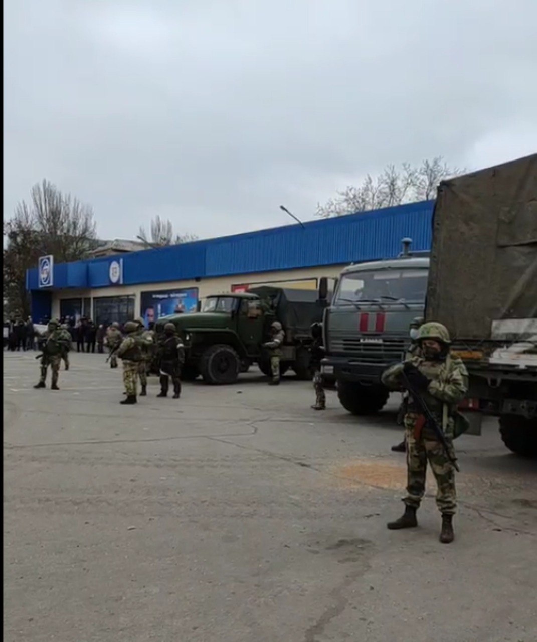 Оккупанты оцепили территорию АТБ в Бердянске: местные жители их прогнали (ВИДЕО, ФОТО)