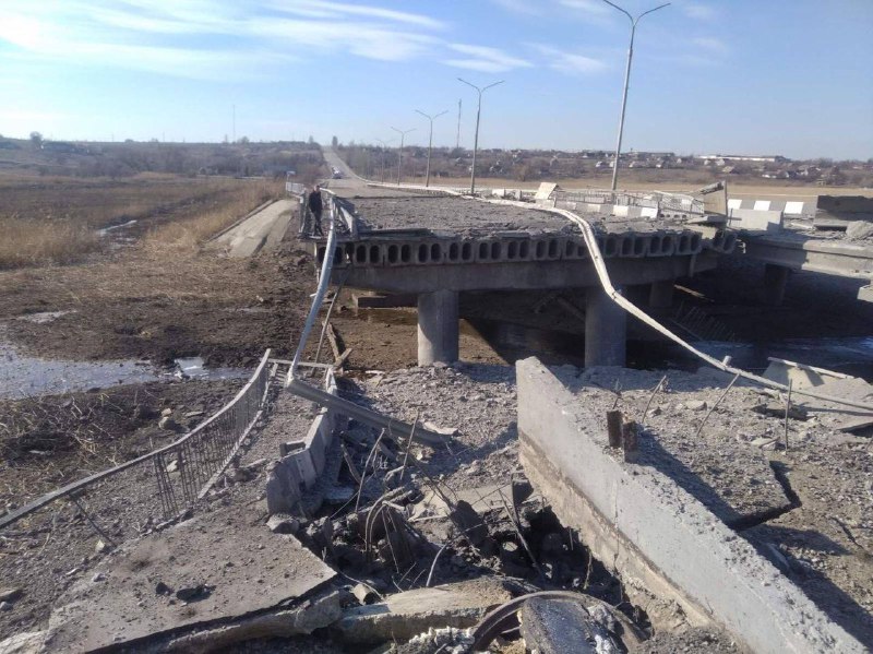 Оккупанты разбомбили автомобильный мост в Запорожской области (ФОТО)