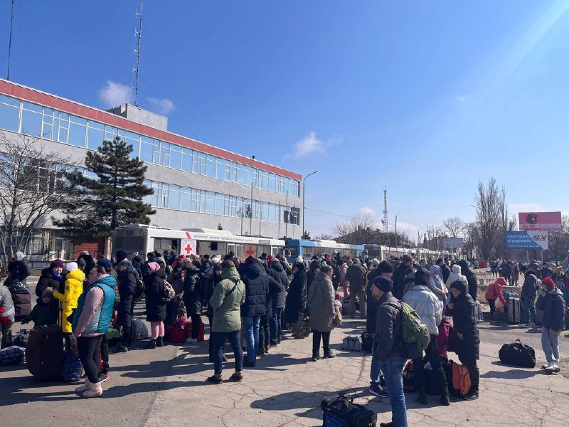 Мариупольцев начинают эвакуировать из Бердянска: автоколонна направится в Запорожье (ФОТО, ВИДЕО)