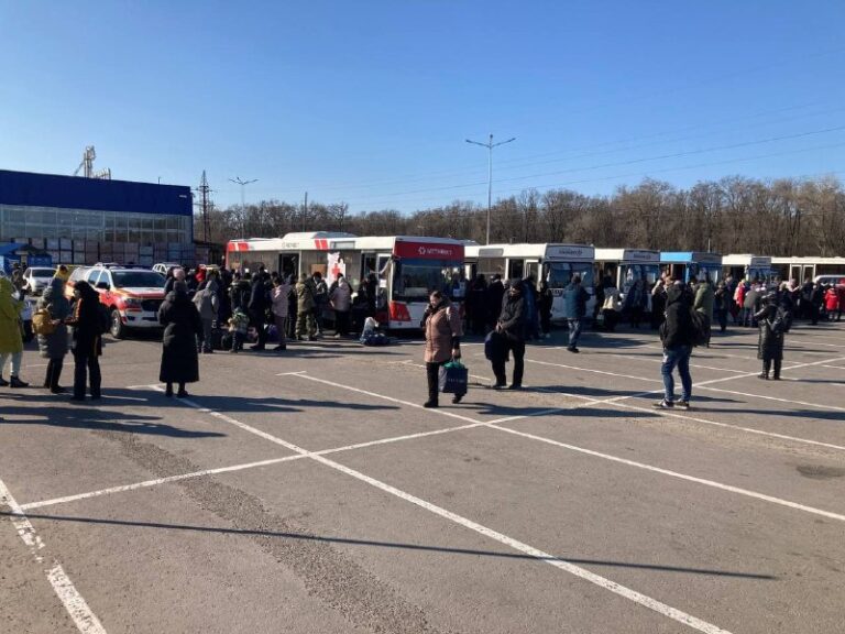 Эвакуация мариупольцев в Запорожье: людям пришлось ночевать в автобусах, но они доехали