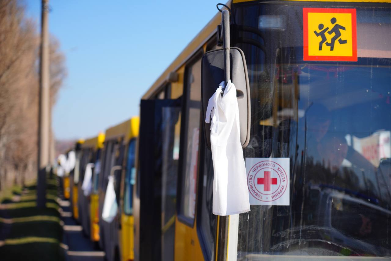 Из Мариуполя получилось эвакуировать людей на четырех автобусах: они едут в направлении Васильевки