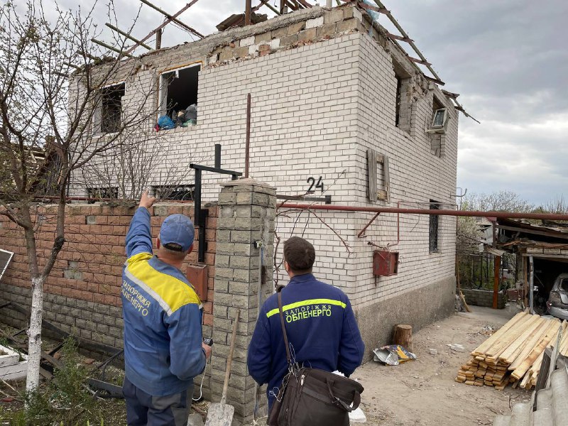 Разрушенные дома в Запорожье в следствие ракетного удара начали восстанавливать