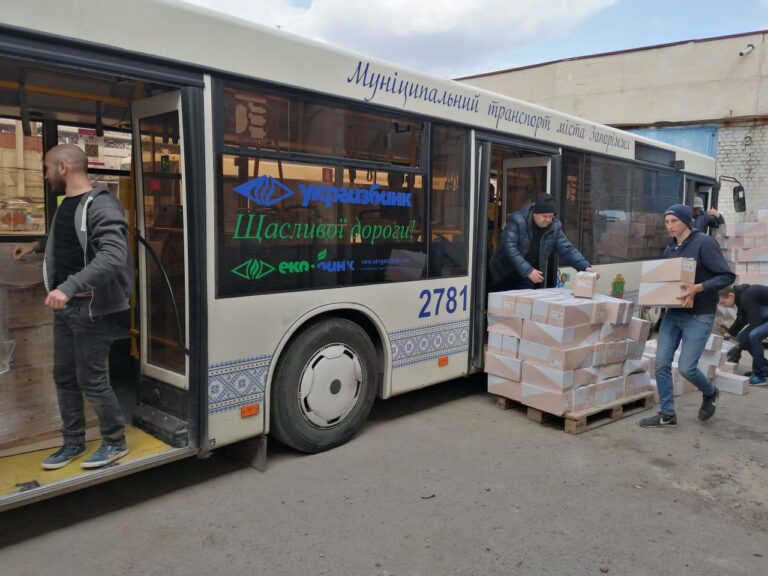 Автобусы с гуманитарной помощью застряли возле села Каменское: в чем причина