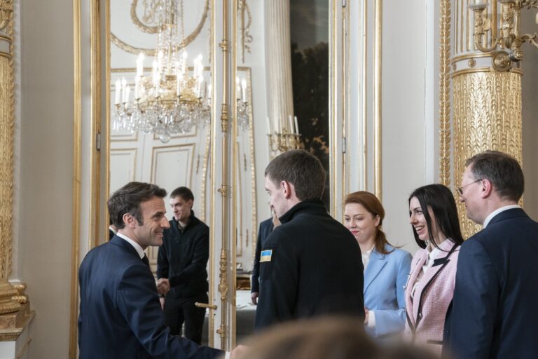 Президент Франции Эммануэль Макрон встретился с мэром Мелитополя