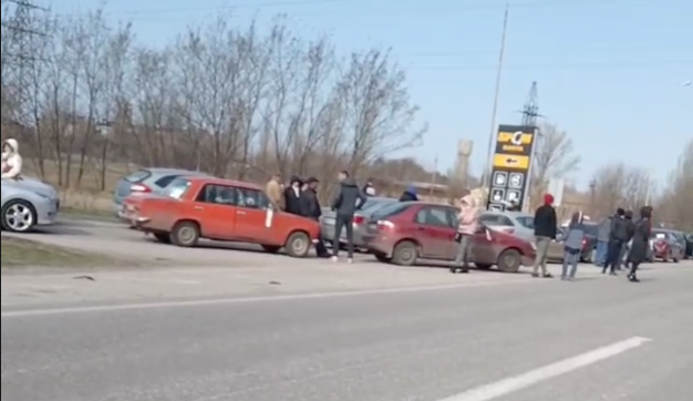 Тонны овощей рашисты заставили выкинуть водителей на блокпосту в оккупированной Васильевке