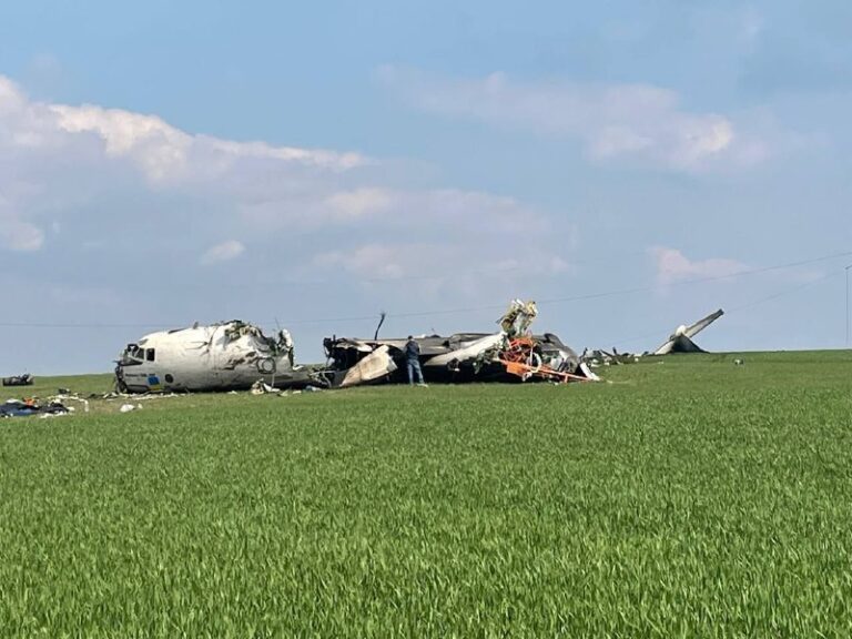 Сбитый самолёт над Запорожской областью принадлежал украинской авиакомпании: один человек погиб, двое в больнице