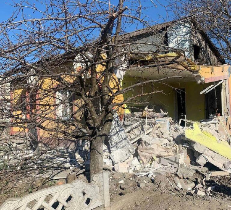 Оккупанты почти полмесяца обстреливают село в Запорожской области: начато уголовное дело