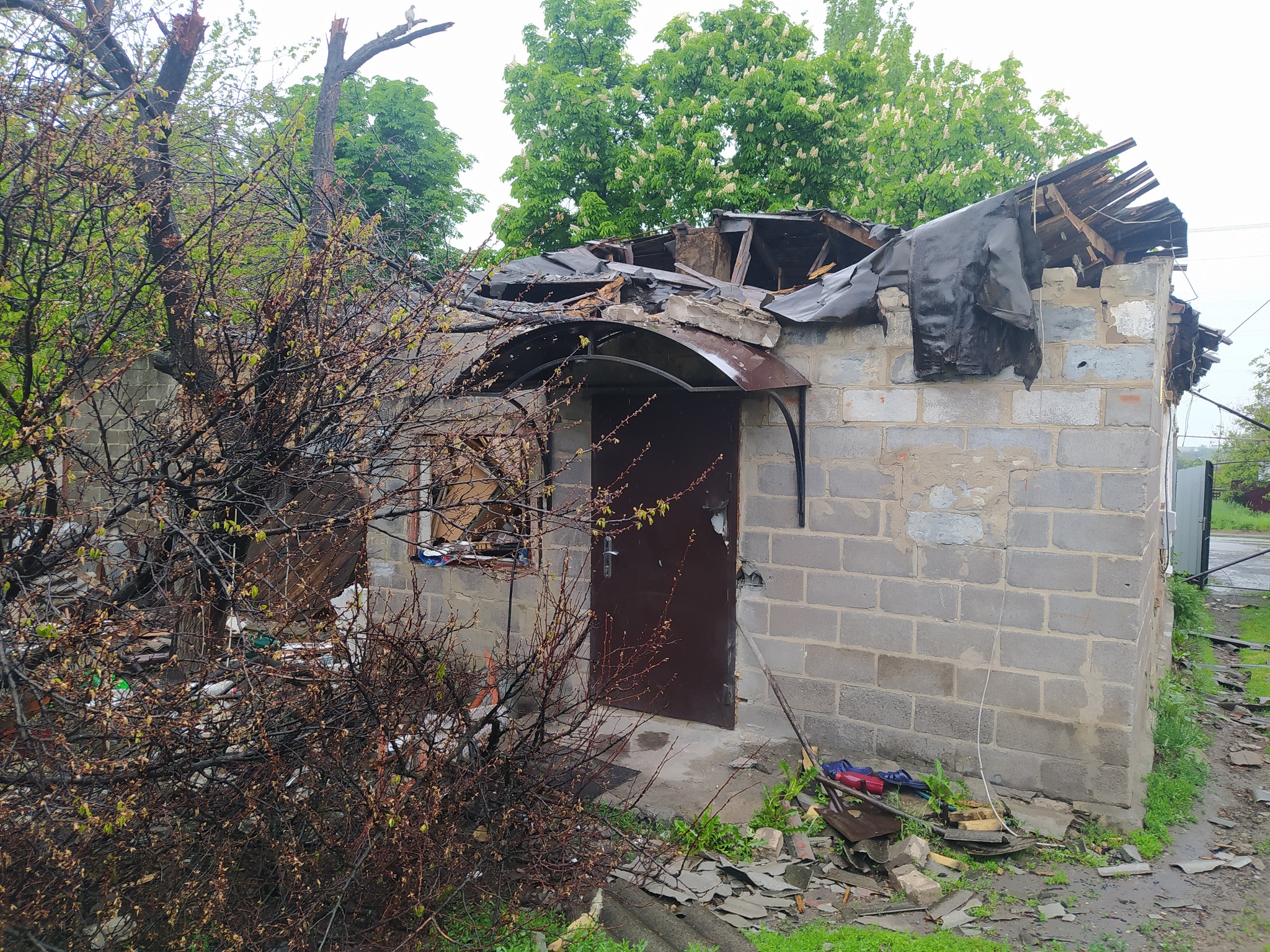 Войска рф разбомбили дома в пгт на границе с Запорожской областью
