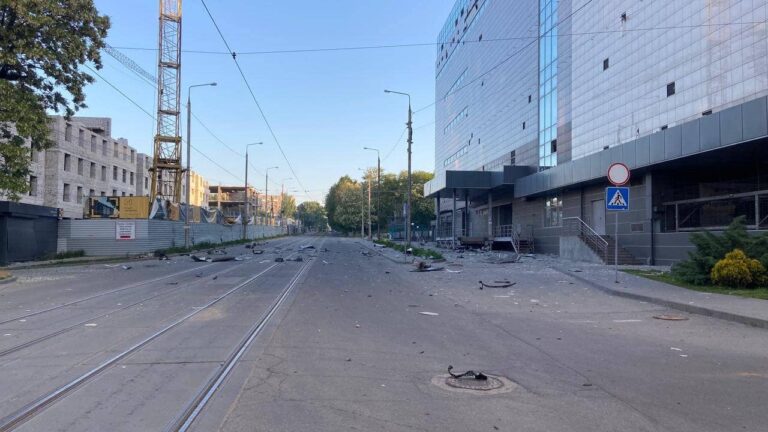 Фото ракетного обстрела Запорожья: разрушен ТЦ, кафе и магазины