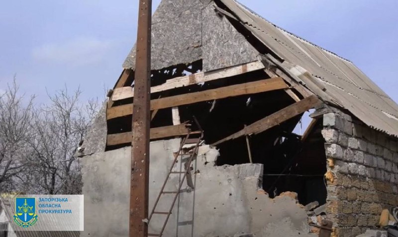 Российские военные разрушили жилые дома в Запорожской области