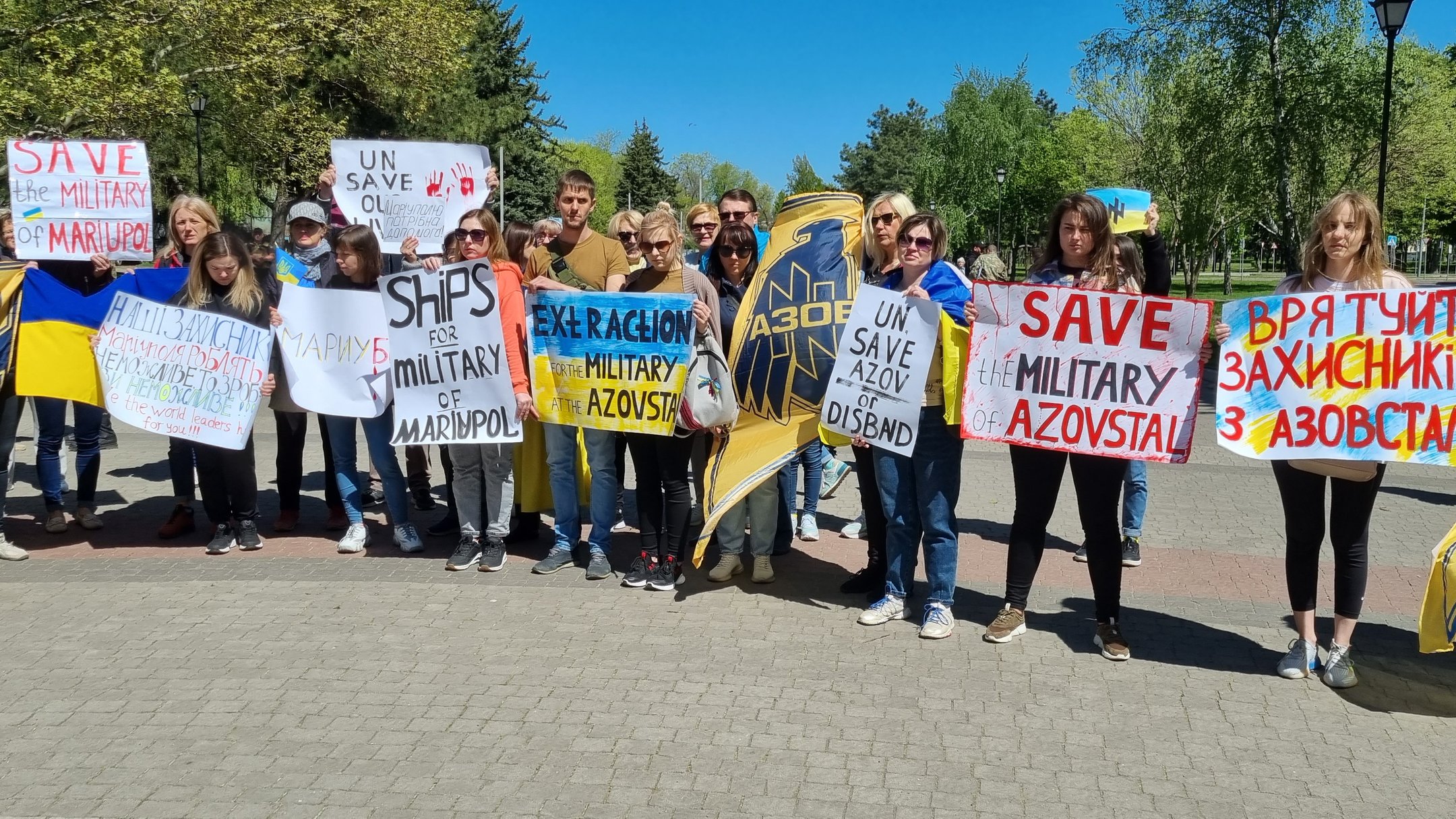 В Запорожье провели акцию в поддержку украинских военных, заблокированных на “Азовстале”