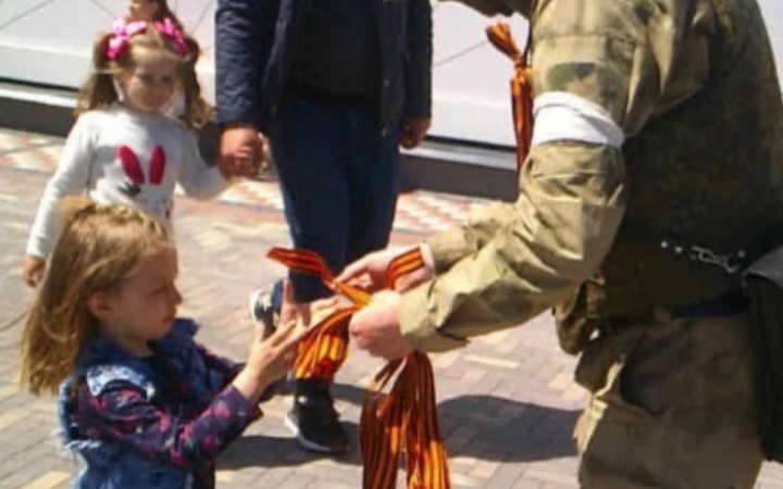 В Мелитополе рашисты раздают георгиевские ленты детям