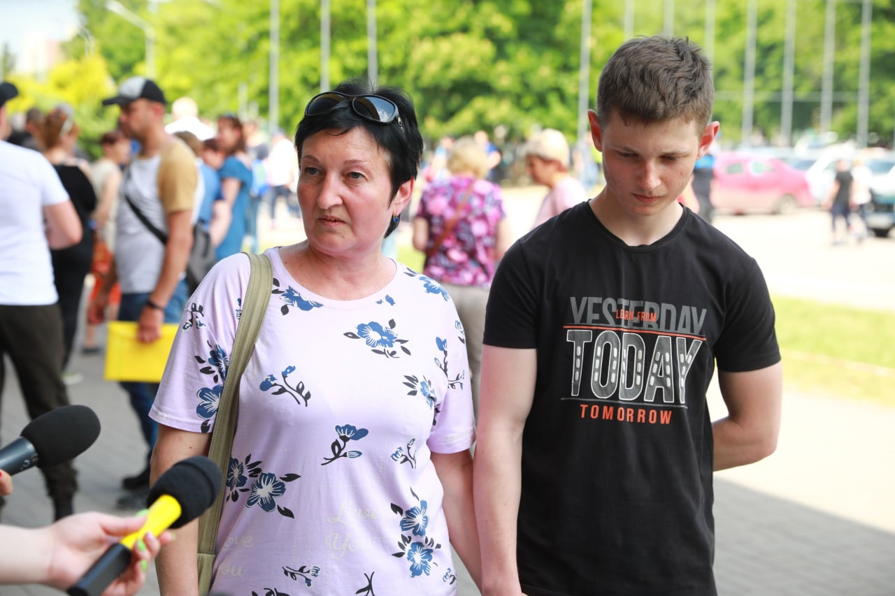 Эвакуацию из зон боевых действий в Запорожье ежедневно проходят тысячи человек