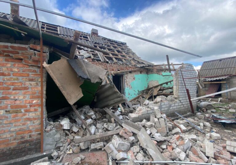 Оккупанты обстреляли фосфорными бомбами село в Запорожской области: погиб человек