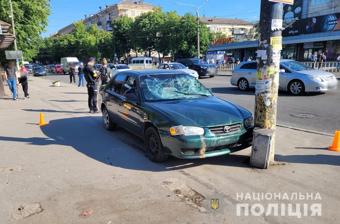 По проспекту Соборному в Запорожье машина врезалась в остановку: есть пострадавшие