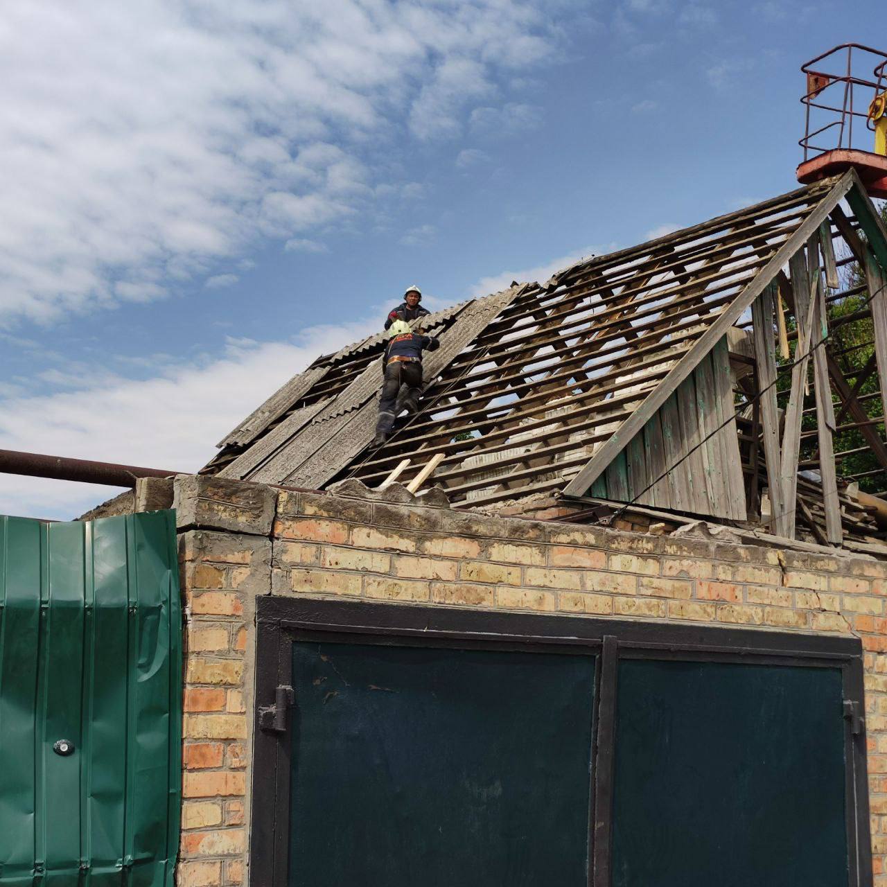 Пострадавшие дома от ракетного удара в Запорожье ремонтируют коммунальщики