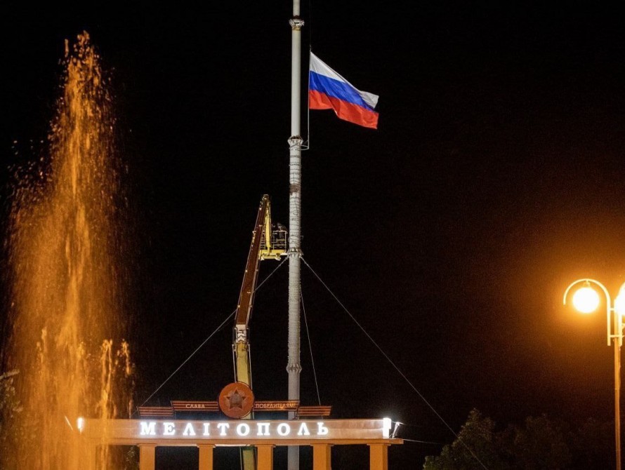 Вывесили российский флаг, украли елки, создают фейки: что делают оккупанты в Мелитополе