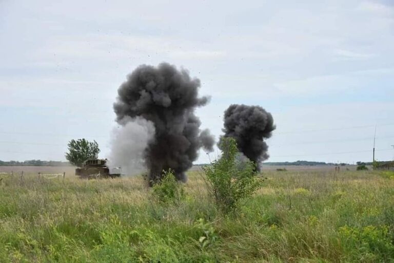 Оккупанты ударили авиабомбами по селам в Запорожской области