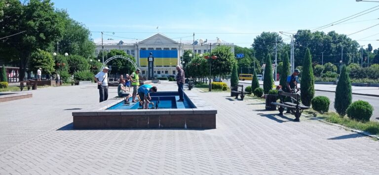 Фонтаны на бульваре Шевченко готовят к открытию: людей просят в них не купаться (ФОТО)