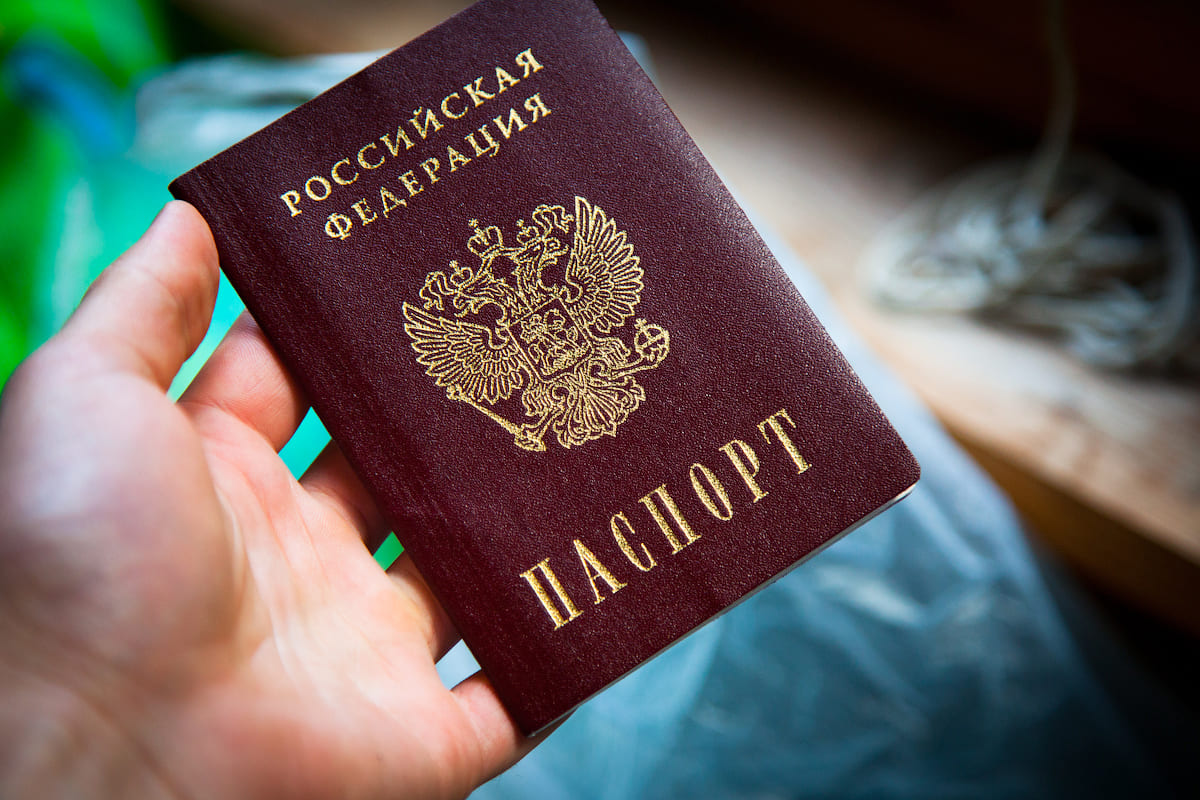 Оккупанты сегодня начнут выдавать российские паспорта в Запорожской области