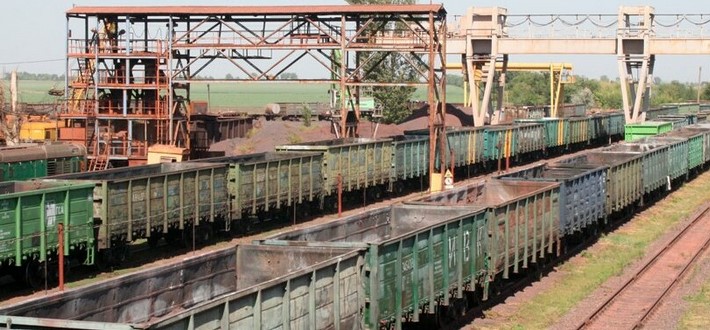 Оккупанты украли два вагона железной руды в Запорожской области