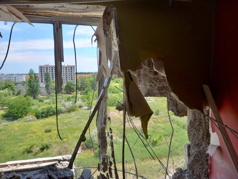 Оккупанты ударили по многоэтажному дому в Степногорске