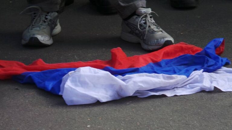 В Бердянске сорвали российский флаг со штаба оккупантов. ВИДЕО