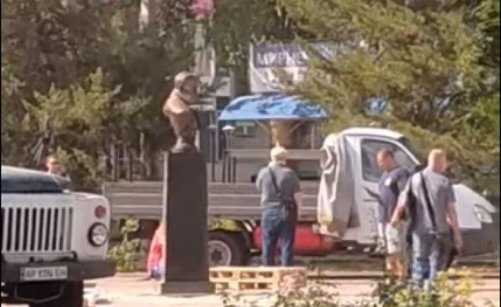 Оккупанты вновь установили памятник Кирову в Мелитополе