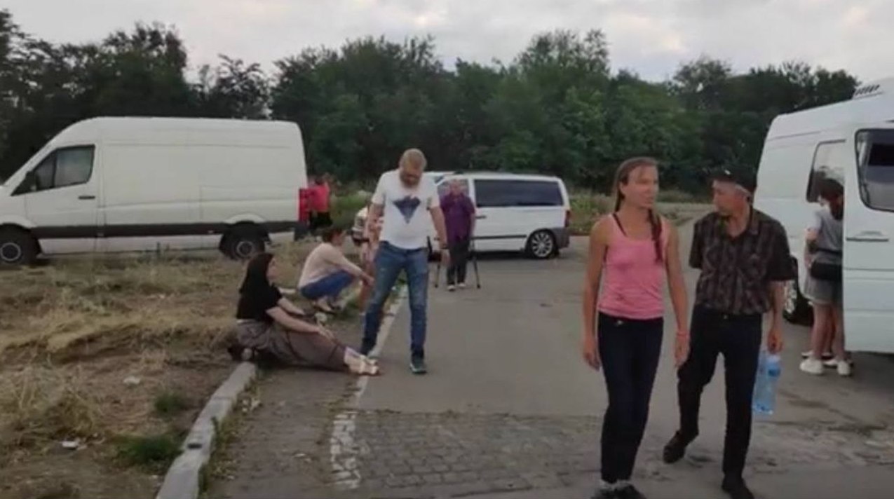 6 тысяч человек: на выезде из Васильевки растет очередь из желающих эвакуироваться