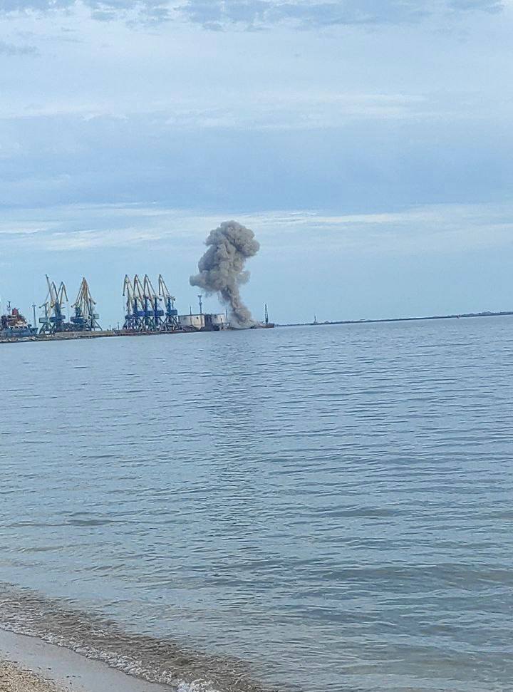 Взрывы в порту Бердянска не прекращаются: россияне пытаются поднять свой корабль
