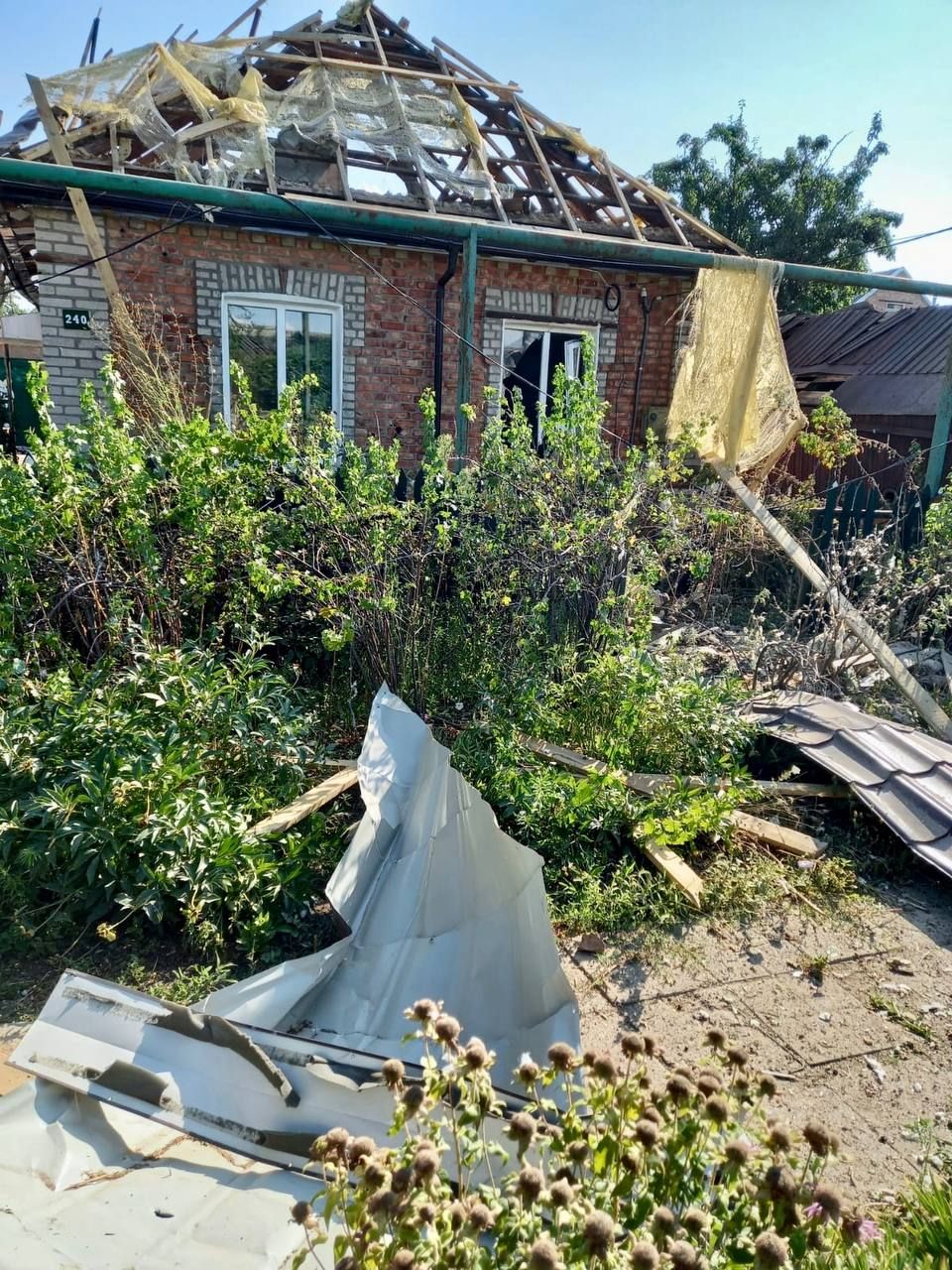 Оккупанты разрушают жилые дома в Запорожской области