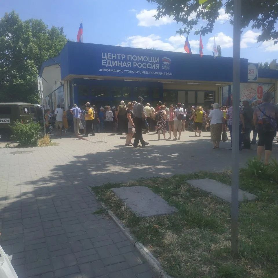Оккупанты вынуждают пенсионеров в Мелитополе стоять в очереди за пенсиями на жаре