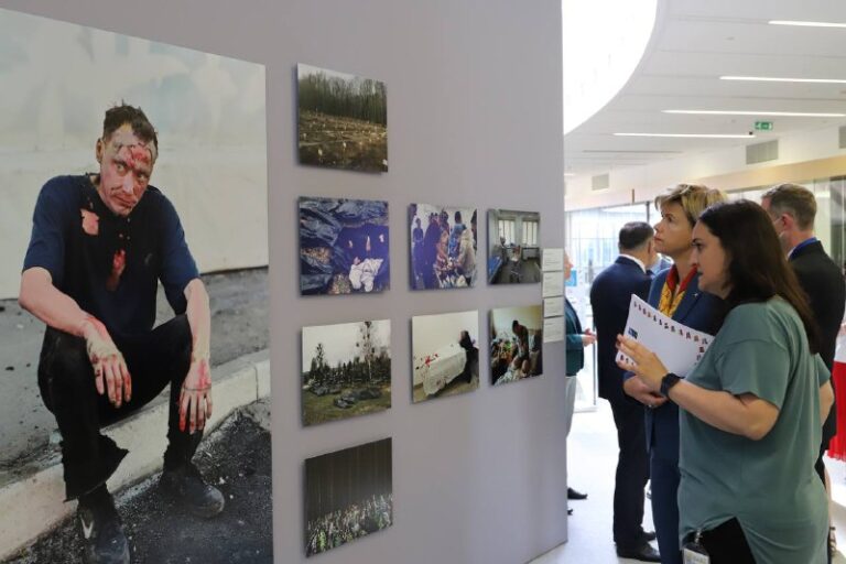 В Брюсселе открылась выставка военных преступлений россии в Запорожской области