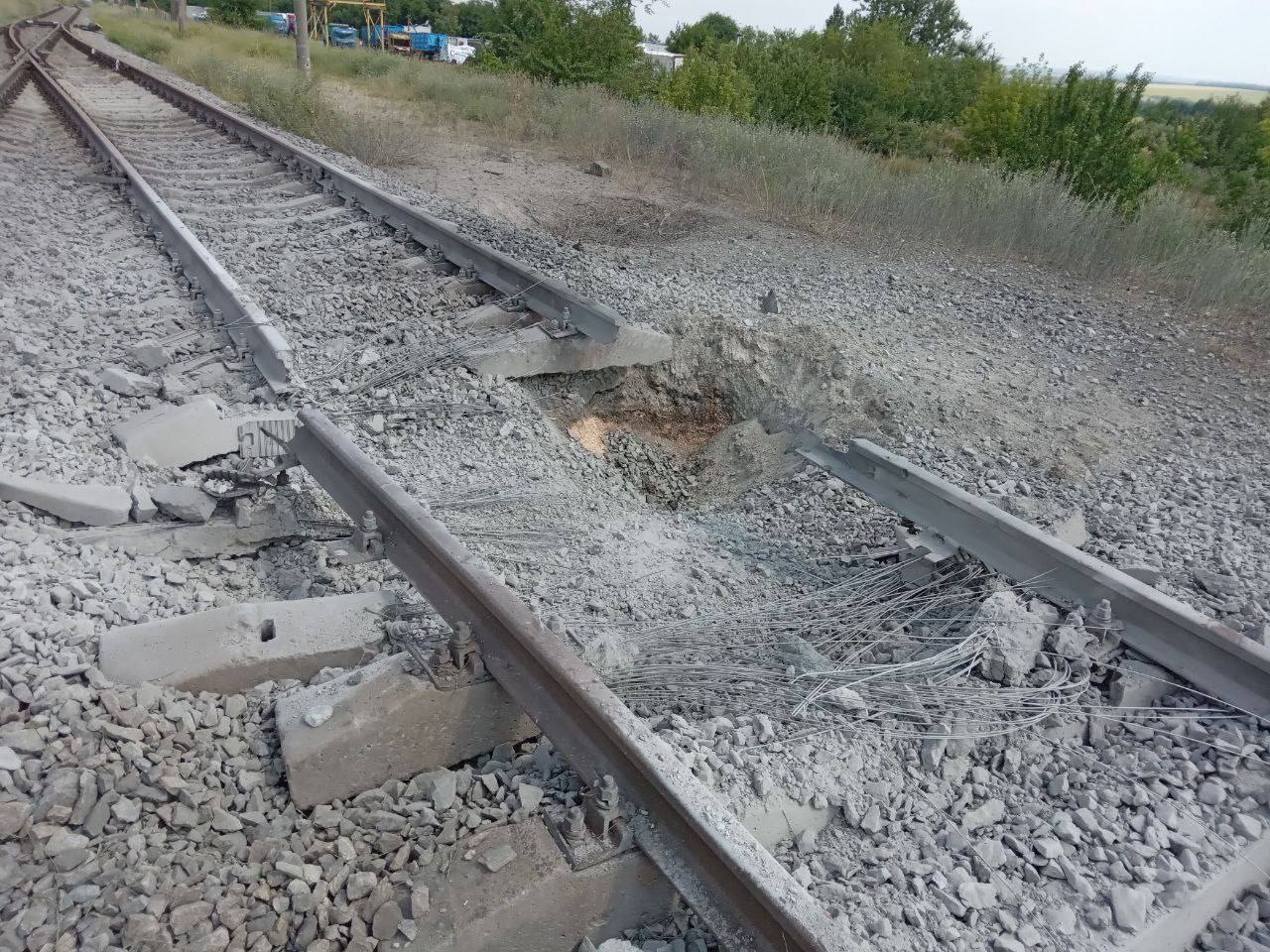 В Пологовском районе взорвали железную дорогу: заблокировано движение вражеской техники (ФОТО)
