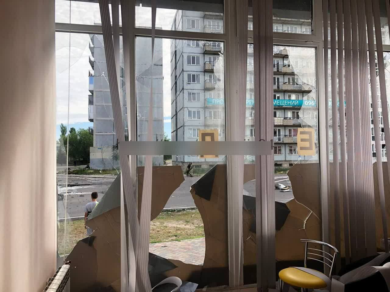 Выбитые окна и двери: как выглядит Энергодар после ночных взрывов (ФОТО)