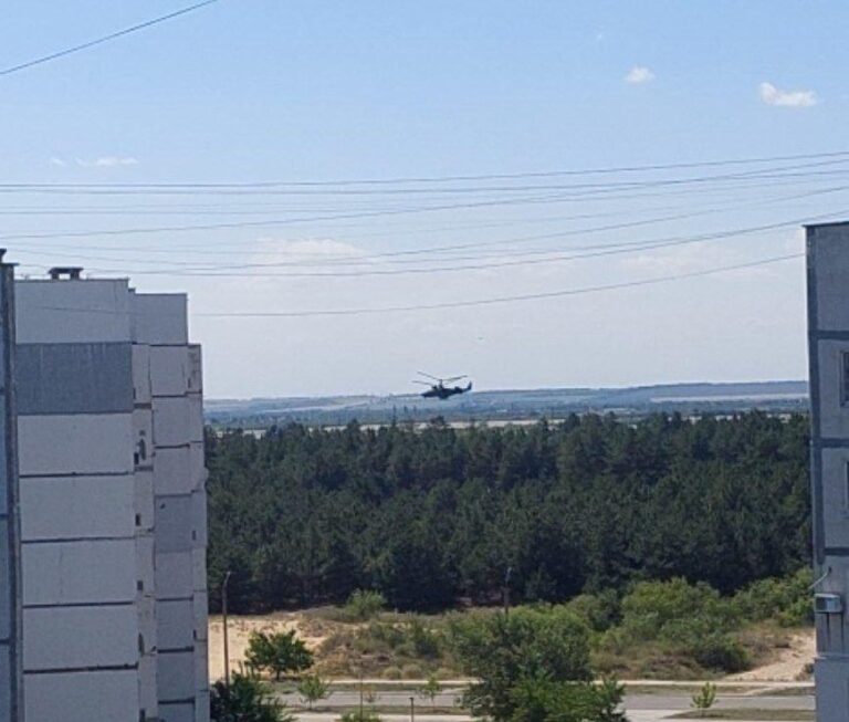 Над Запорожской АЭС пролетел российский военный вертолет