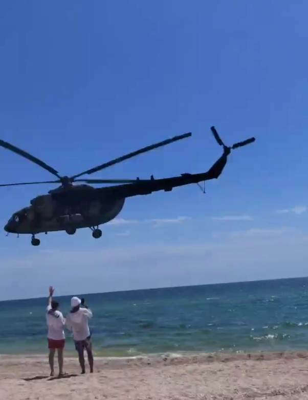 Над пляжем в Кирилловке низко пролетел российский вертолет