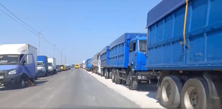 Росіяни вивозять зерно із Запорізької області до Криму (ВІДЕО)