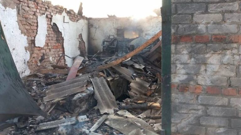 Армия рф ударила по жилым кварталам Орехова (ФОТО)