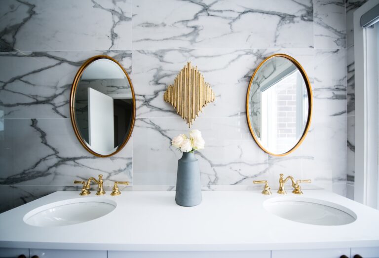Чем оборудуются современные зеркала в ванную комнату