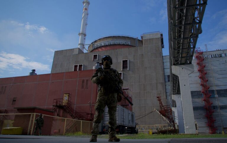 Украинских работников Запорожской АЭС могут взять в заложники и запереть на станции
