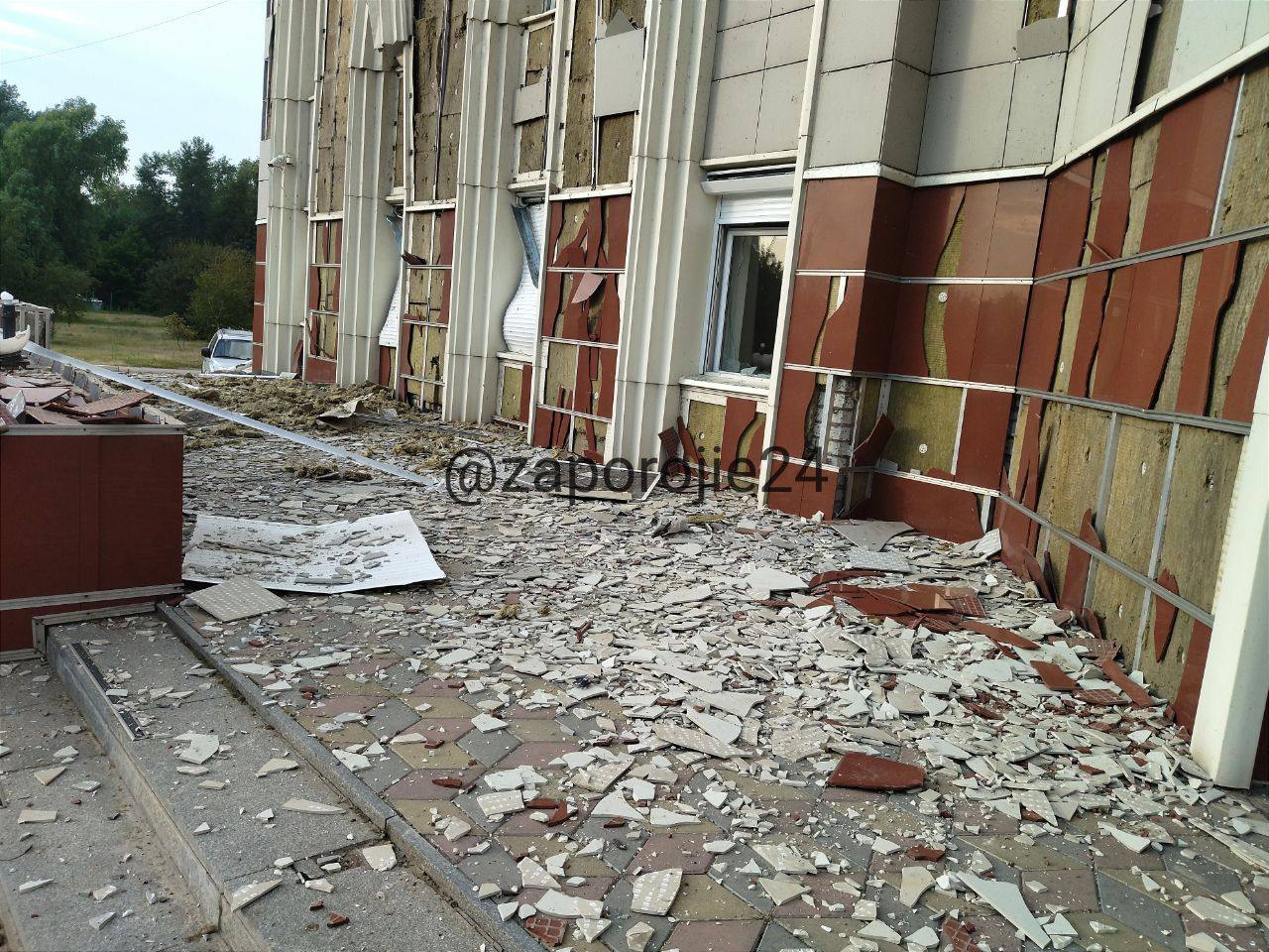 Россияне обстреляли мэрию Энергодара – здание частично разрушено (ФОТО)