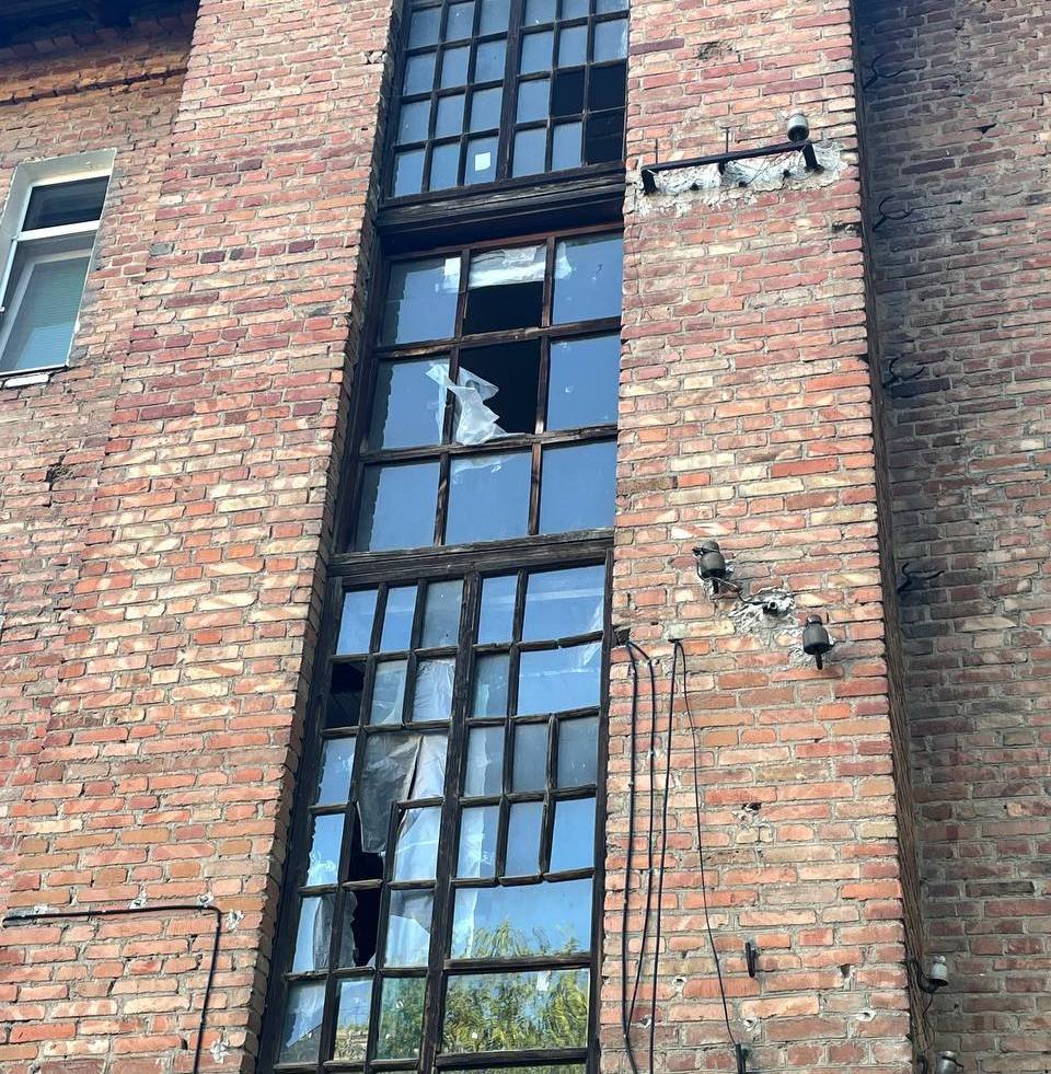 Повылетали стекла в домах: последствия ракетных ударов по Запорожью